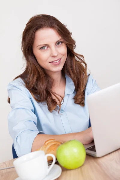 Vrouw werkt aan haar laptop — Stockfoto