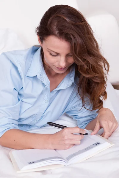 Vrouw schrijft in haar dagboek — Stockfoto