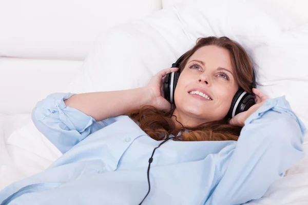 Mujer relajante escuchando música —  Fotos de Stock