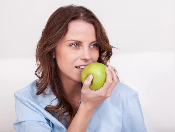 Woman eating a healthy green apple — Stock Photo, Image