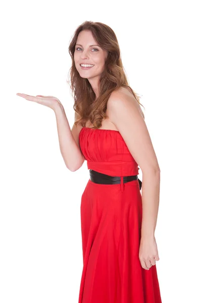 Mujer en vestido rojo señalando — Foto de Stock