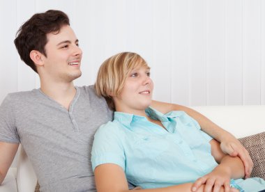 Çift kanepede rahatlatıcı sevgi dolu