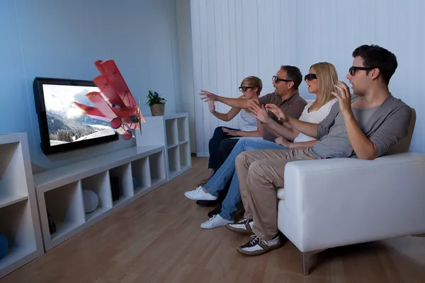 Familia viendo televisión 3D — Foto de Stock