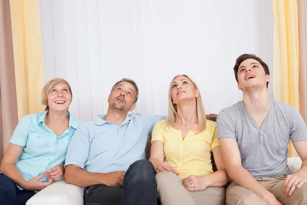 Familia sonriente en retrato de grupo — Foto de Stock