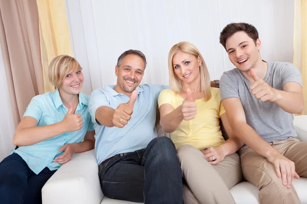 Familia sonriente en retrato de grupo — Foto de Stock