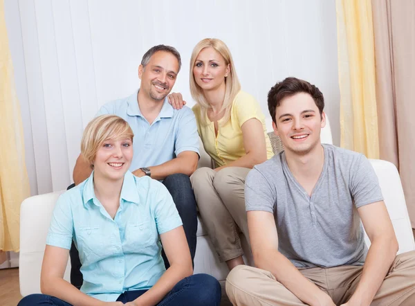 Família sorridente em grupo retrato — Fotografia de Stock