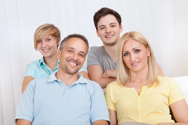 Família sorridente em grupo retrato — Fotografia de Stock