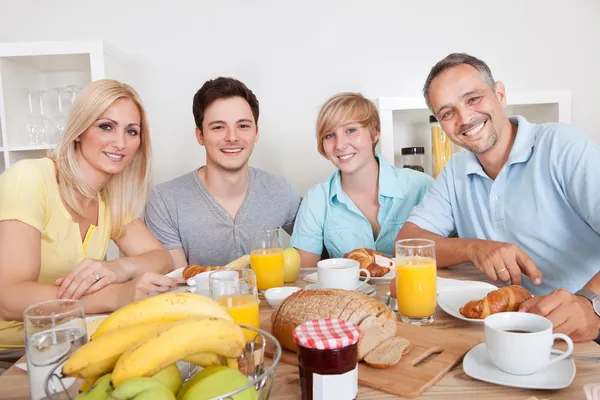 Ευτυχισμένη οικογένεια που απολαμβάνει πρωινό — Φωτογραφία Αρχείου