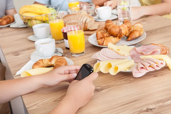 Teenager texten in der Küche — Stockfoto