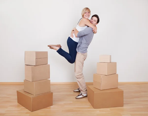 Glückliches junges Paar im neuen Zuhause — Stockfoto