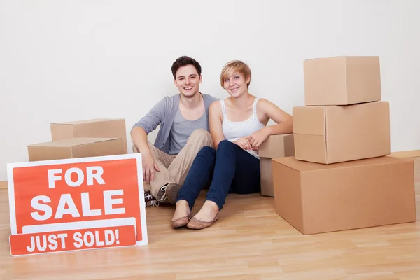 Glad familj flytta in i nya hemmet — Stockfoto