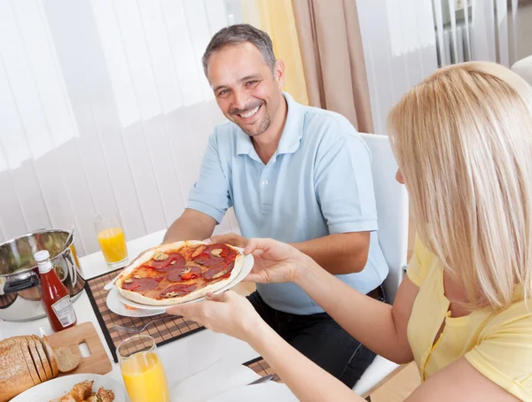 Vrolijke paar eten lunch — Stockfoto