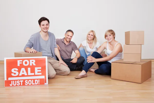 Happy family packing up their home — Stock Photo, Image