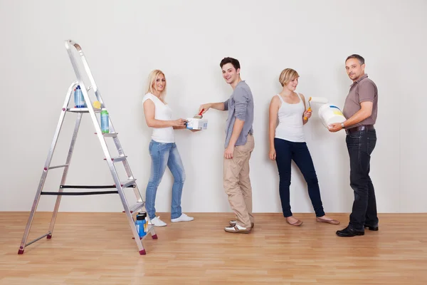 Trabajo en equipo familiar durante el mantenimiento del hogar — Foto de Stock