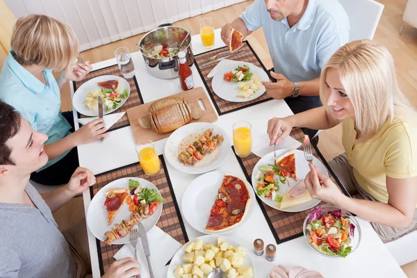 Famiglia mangiare un pranzo a casa — Foto Stock