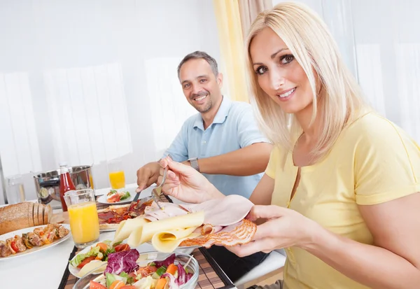 Familie isst ein kaltes Mittagessen — Stockfoto