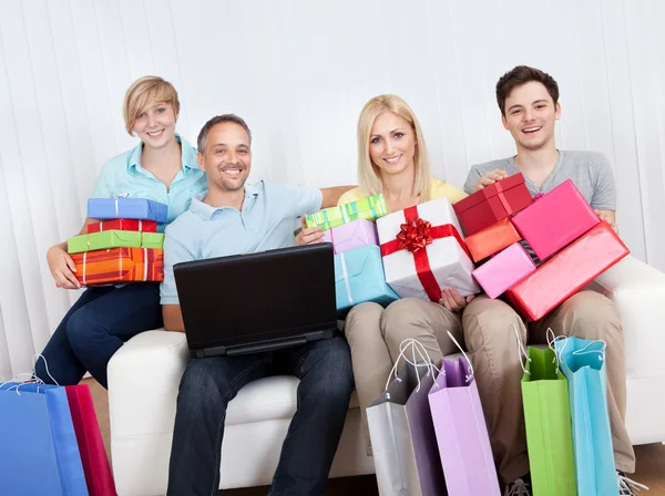 Familie van online shoppers — Stockfoto