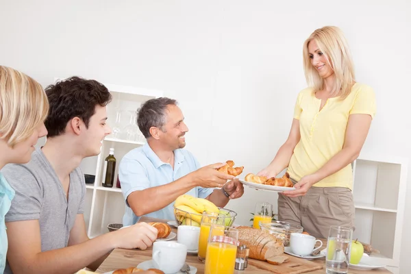 Kruvasan kahvaltı servisi için aile — Stok fotoğraf