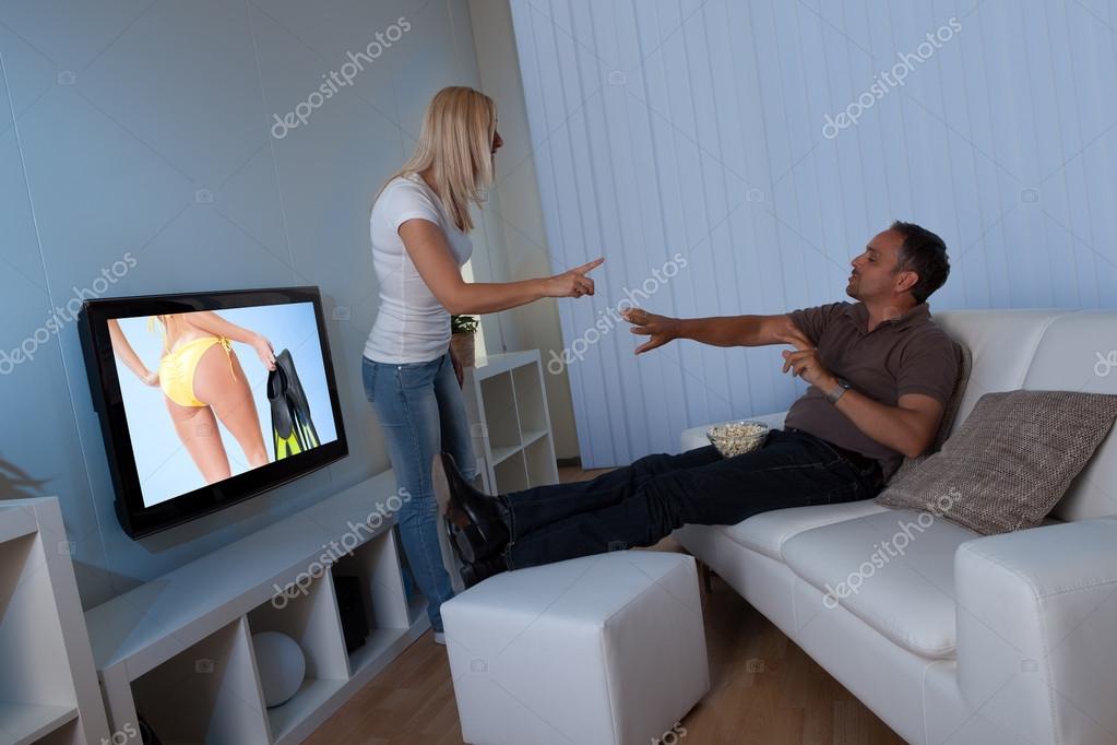 Заводящая парочка занимается сексом под телевизором