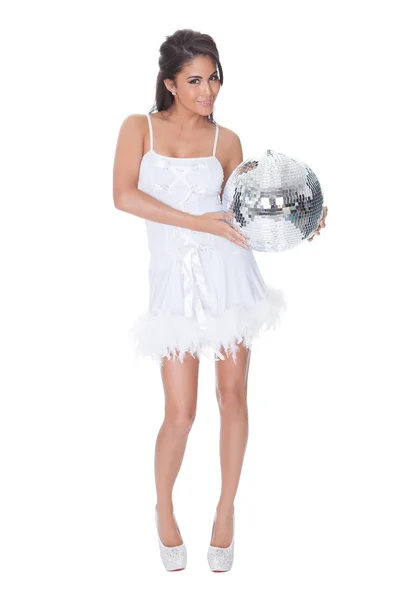 Mulher em vestido de festa segurando bola de discoteca — Fotografia de Stock