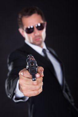 silahı olan genç adam portresi