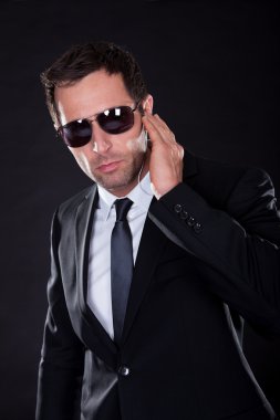 kulaklık ile genç adam portresi