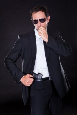 silahı olan genç adam portresi