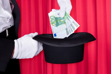 Büyücü el 100 euro Not tutarak