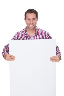 afişini tutan genç adam portresi