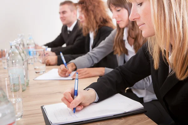 Vrouwelijke ondernemers nota nemen — Stockfoto