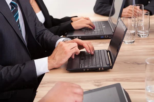 Geschäftsleute mit Laptop — Stockfoto