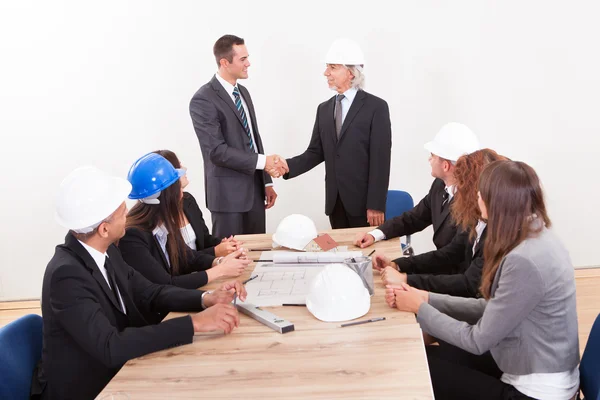 Businessman And Engineer Shaking Hands — Stock Photo, Image