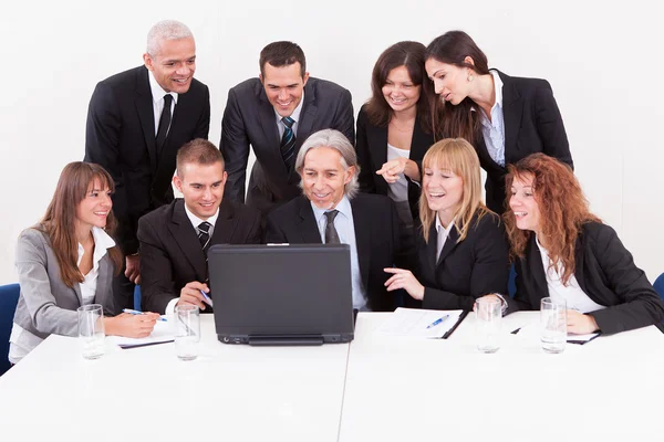 Geschäftsmann zeigt bei Treffen auf Laptop — Stockfoto