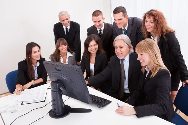 Volwassen zakenman met team bespreken — Stockfoto