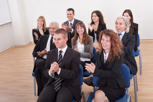 Retrato de hombres y mujeres de negocios en el seminario — Foto de Stock