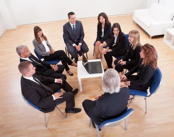 Grupp av företag som sitter på stolar — Stockfoto