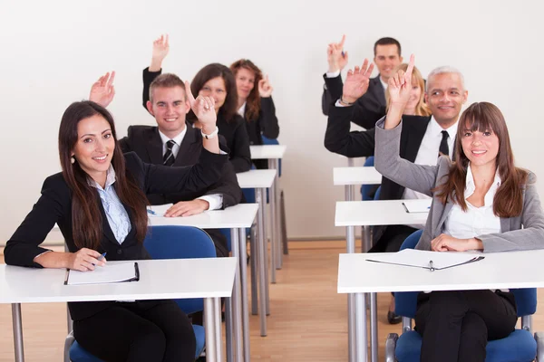 Geschäftsleute heben die Hände — Stockfoto