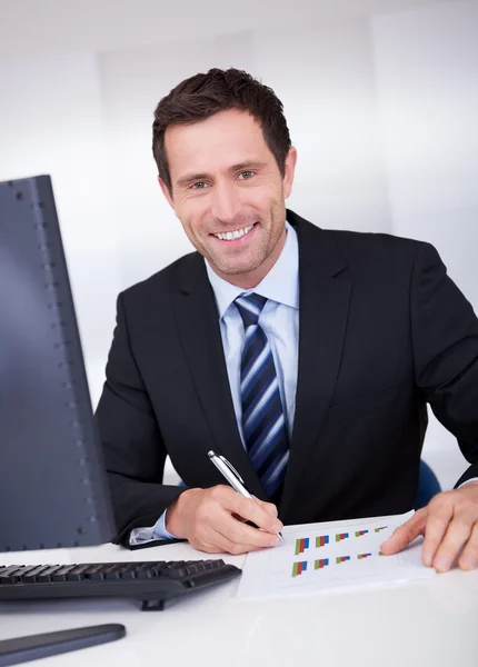 Retrato de hombre de negocios feliz — Foto de Stock