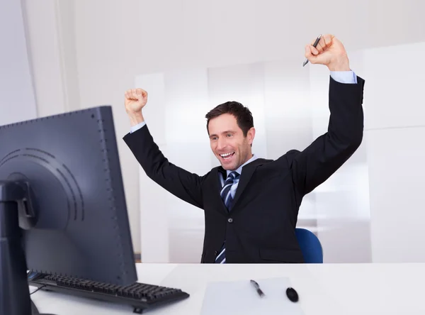 Retrato de Feliz Empresário torcendo — Fotografia de Stock