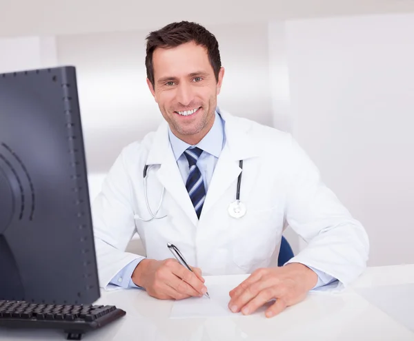 Médico sorridente com estetoscópio — Fotografia de Stock