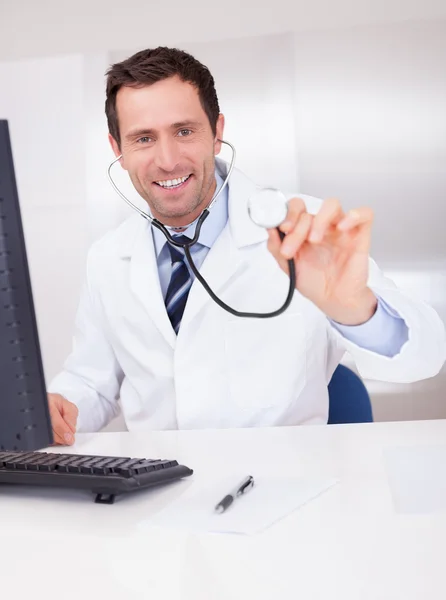 Retrato de médico masculino segurando um estetoscópio — Fotografia de Stock