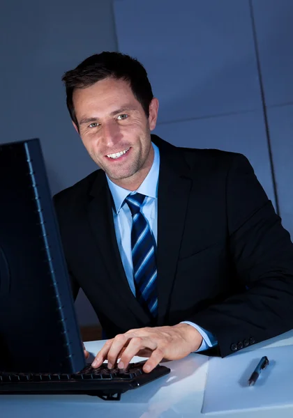 Портрет щасливого бізнесмена за допомогою комп'ютера — стокове фото