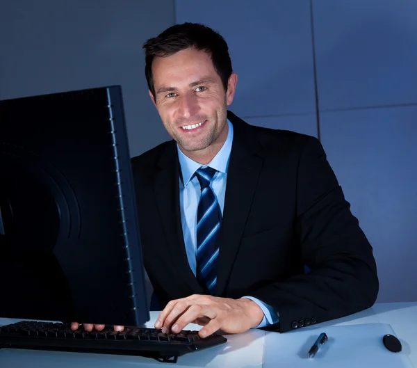 Portret szczęśliwy biznesmen przy użyciu komputera — Zdjęcie stockowe