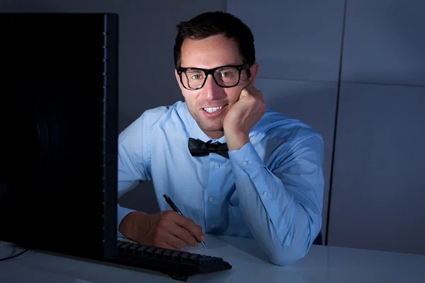 Empresario mirando el ordenador — Foto de Stock