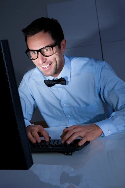 Geschäftsmann schaut auf Computer — Stockfoto