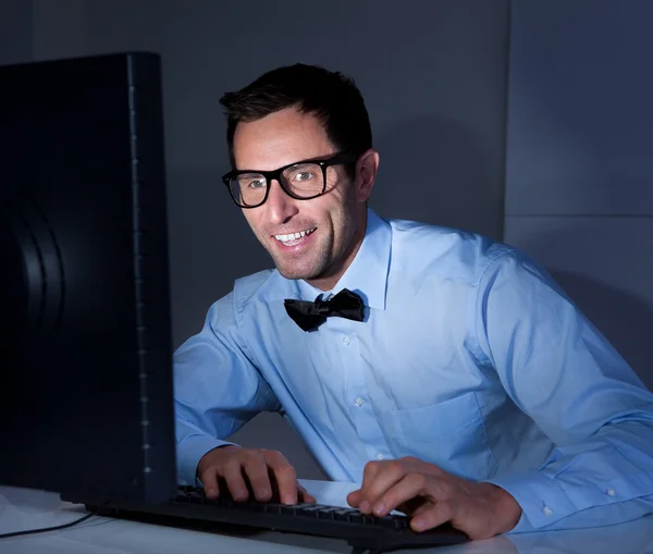 Geschäftsmann schaut auf Computer — Stockfoto