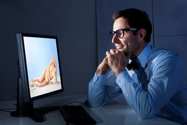 Porträt eines Geschäftsmannes beim Blick auf den Computer — Stockfoto