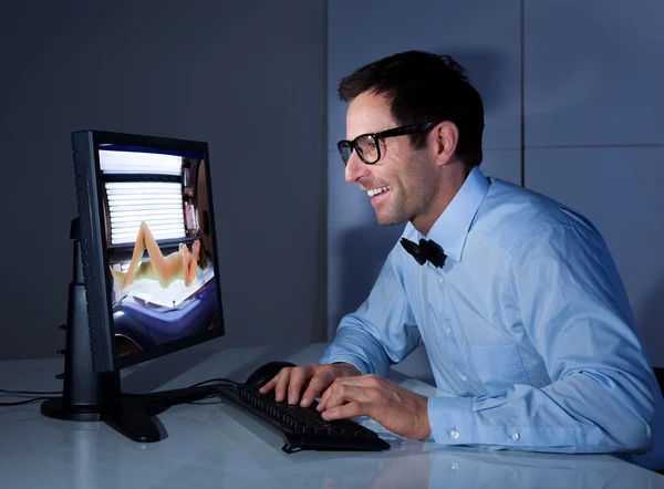 컴퓨터에서 보고 하는 실업가의 초상화 — 스톡 사진