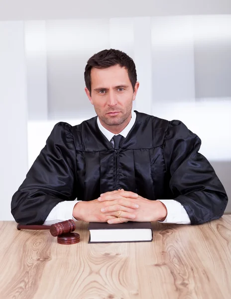 Portret van ernstige mannelijke rechter — Stockfoto