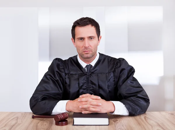 Porträtt av allvarliga manliga domare — Stockfoto